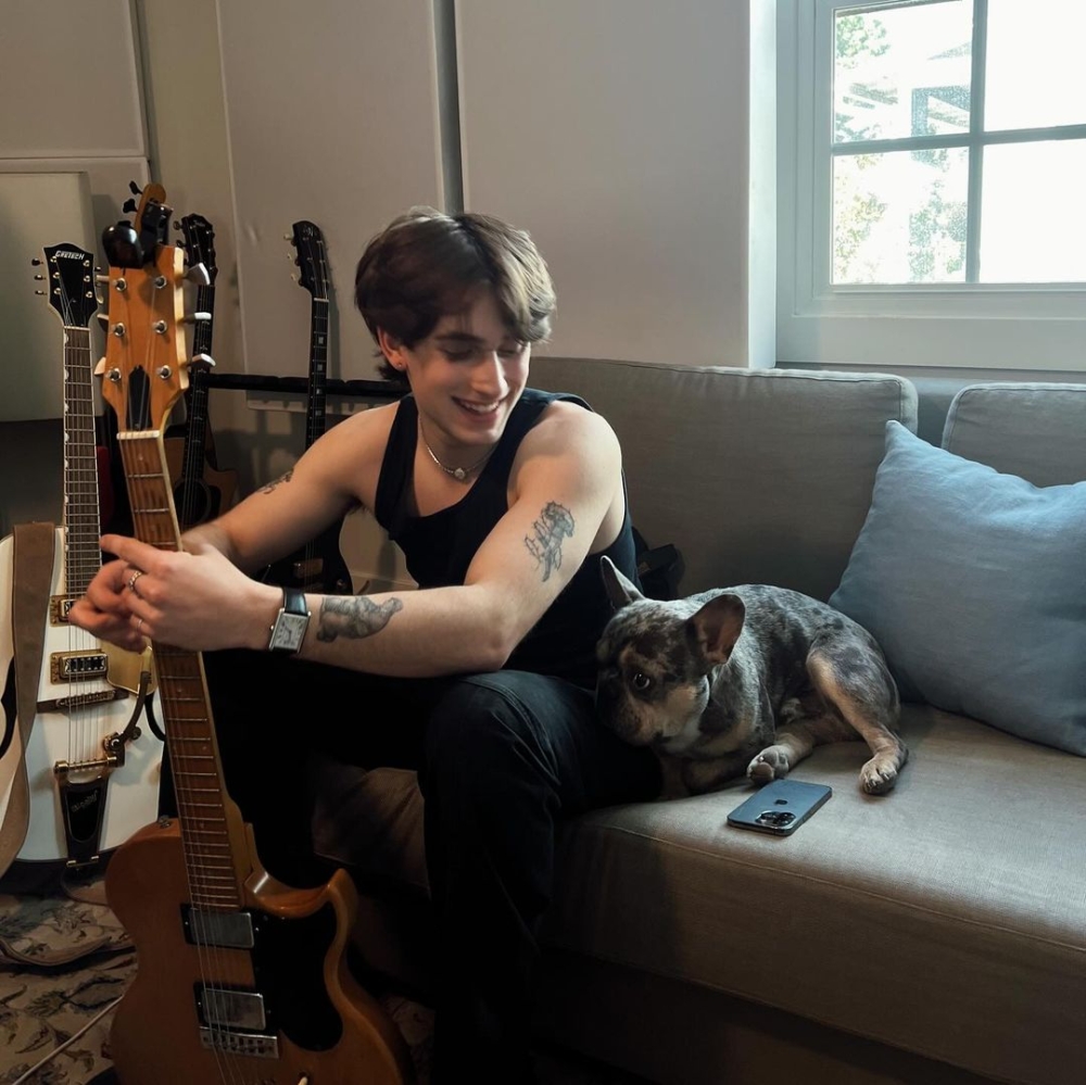 Johnny身上有許多刺青,每一個都象徵不同的背後故事