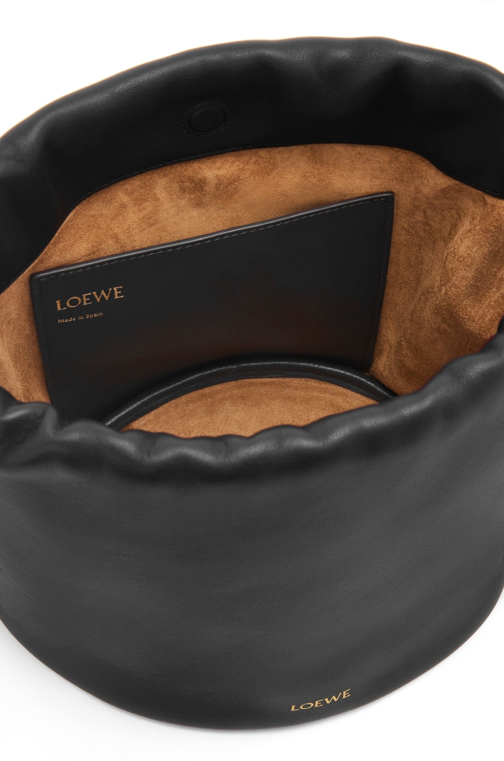 柔軟納帕小羊皮製成。