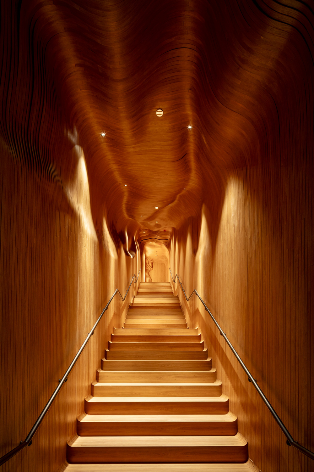 高低錯落的天花板上營造出石頭上的起伏、峰谷