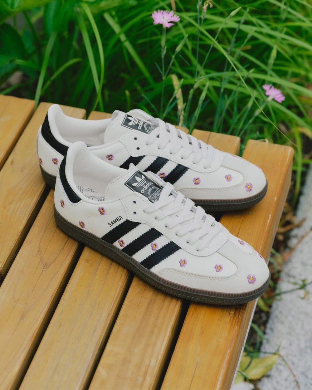 白色款的Samba OG錯落著粉紅色的刺繡小花