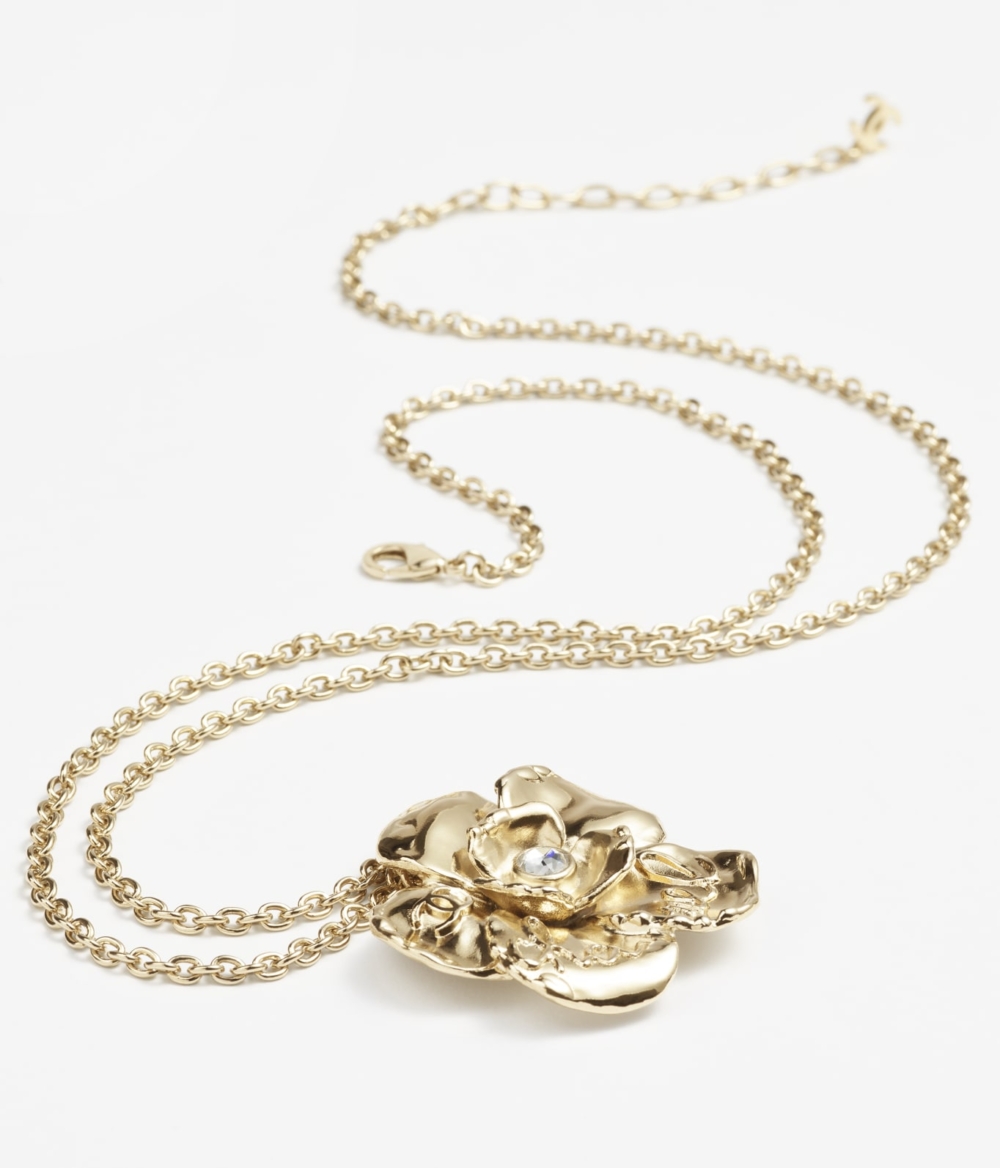 以金屬和鑽石打造而成。