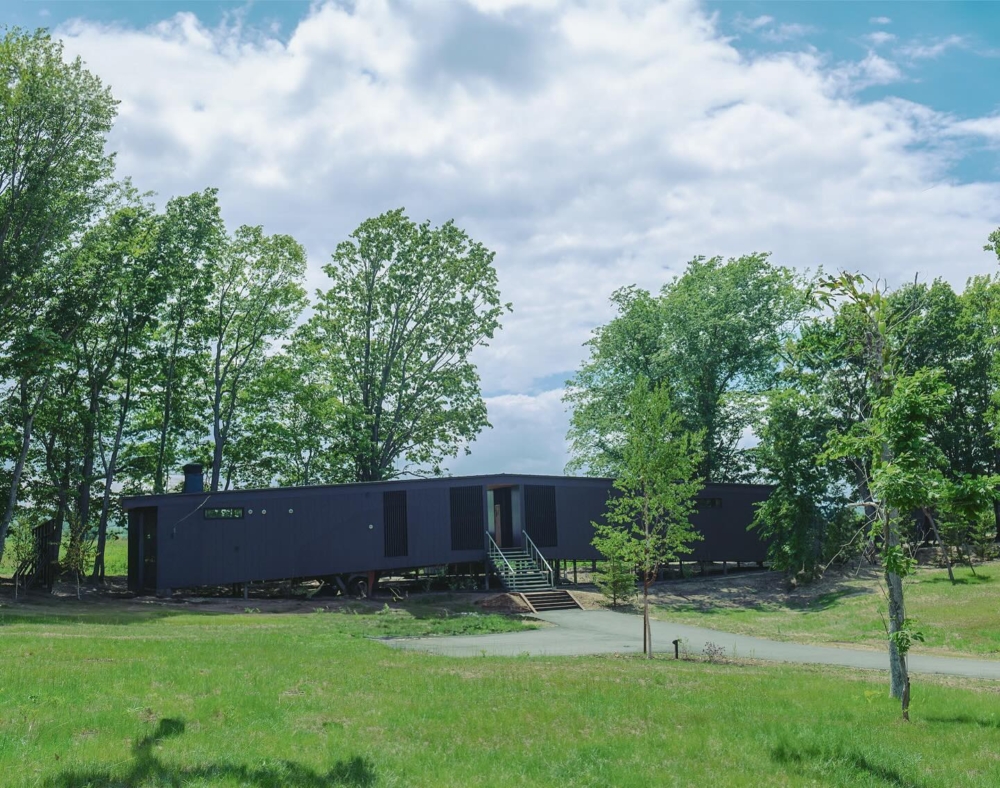 左右兩翼分為起居室和睡房