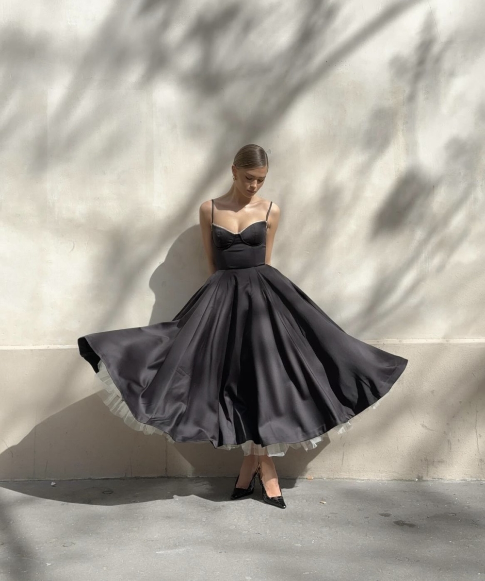 黑色裙子以A字的傘狀型設計。