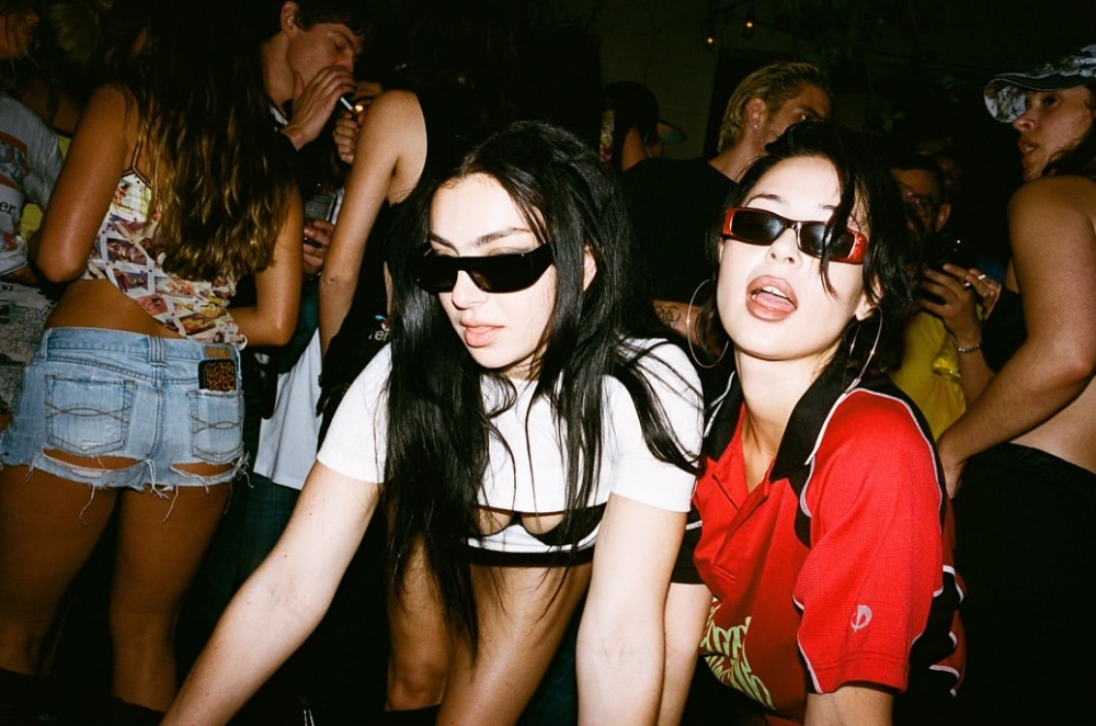 Charli XCX近日慶祝32歲生日眾星雲集