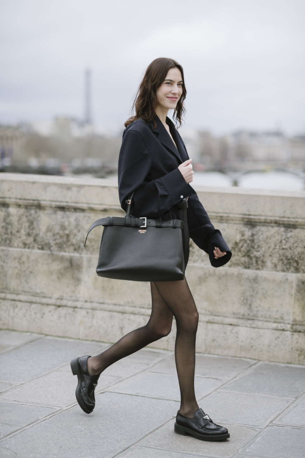 Alexa Chung穿著 Prada 經典樂福鞋