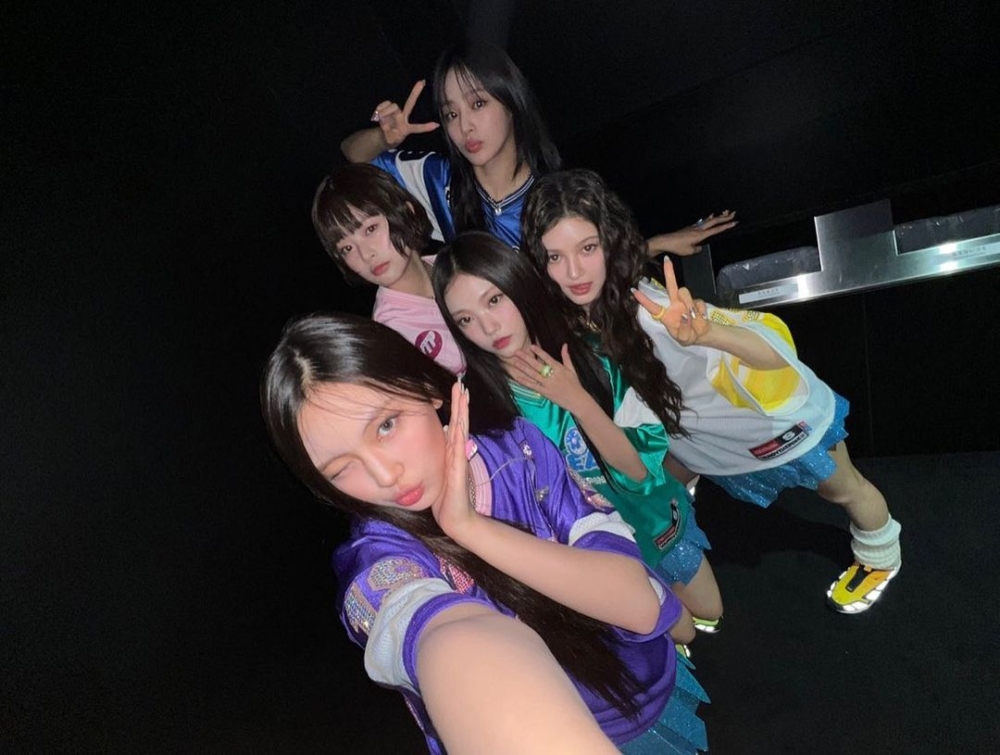 NewJeans身穿水鑽波衫，繽紛的顏色頗有千禧年的風格