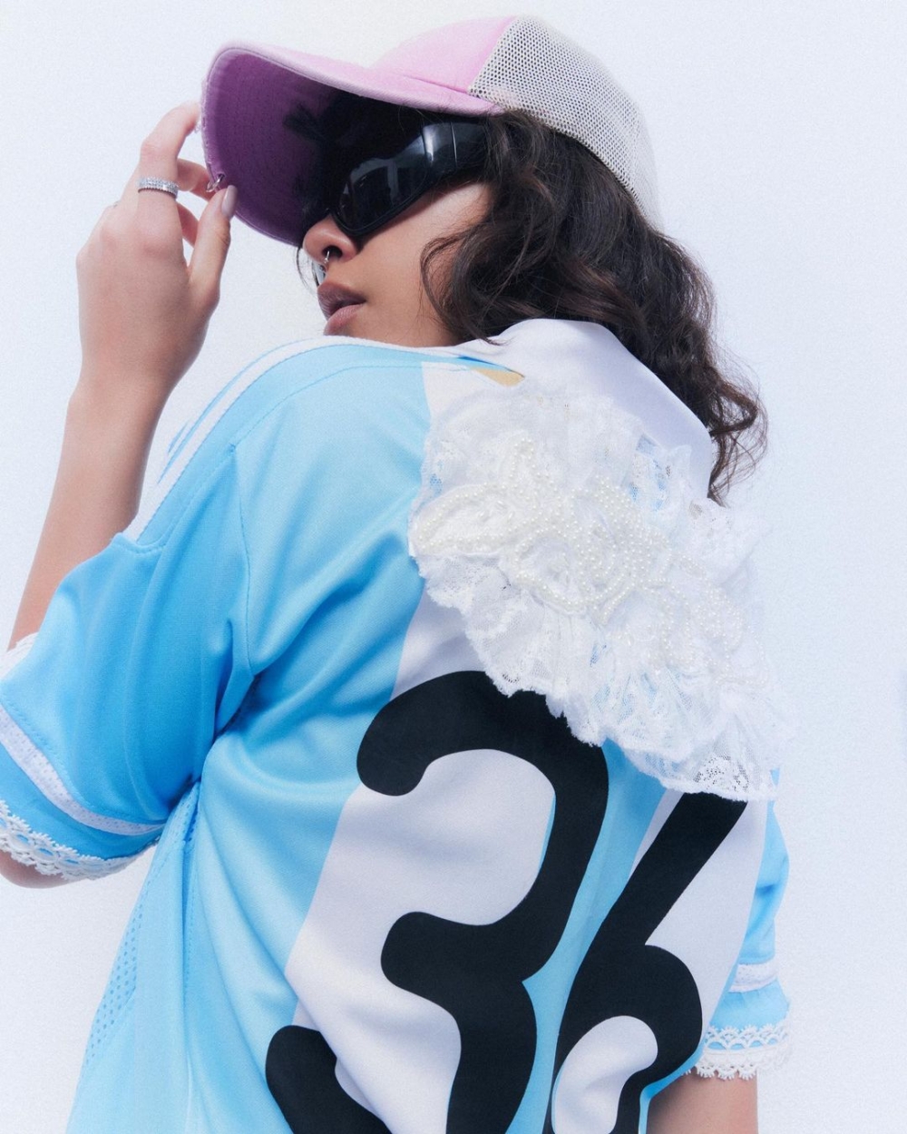 (di)vision加入蕾絲、珍珠刺繡，讓Balletcore的甜美可愛也融入中性風格中