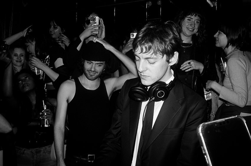 《Girls》是The Dare向千禧年狂野時代的致敬