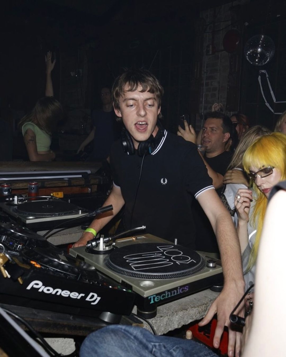 The Dare一邊做音樂一邊當服務生和吉他老師，偶爾會在酒吧當DJ