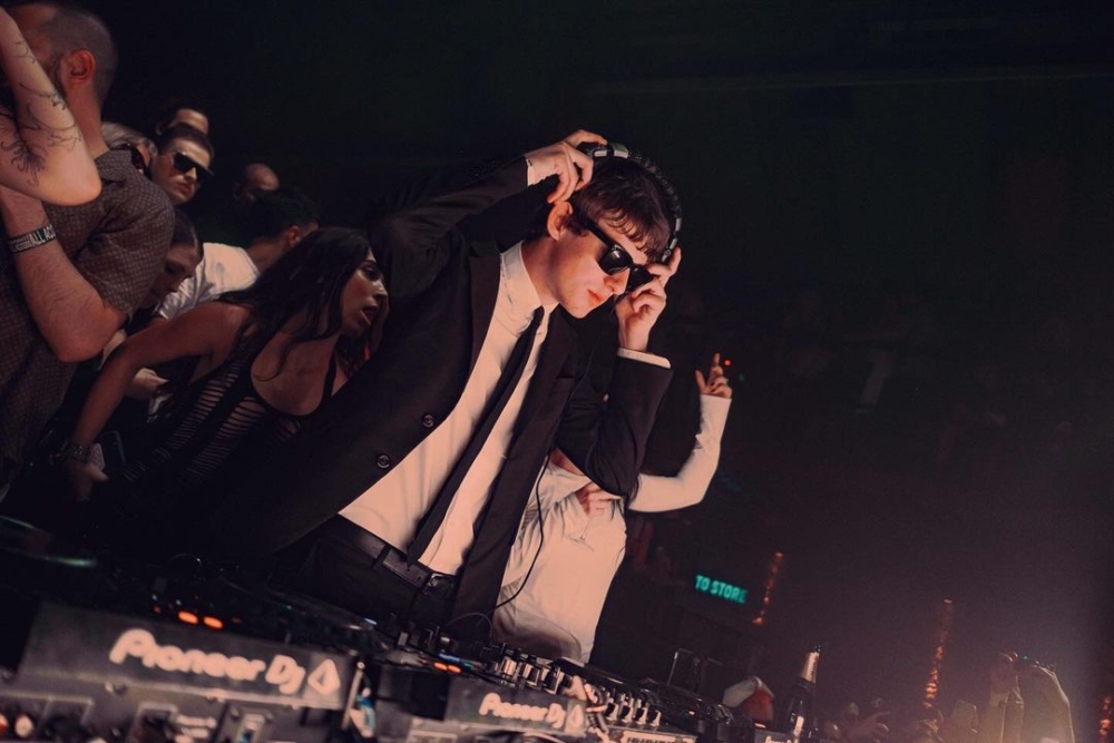 The Dare穿著標誌性的黑色西裝，戴著墨鏡隨著音樂搖擺