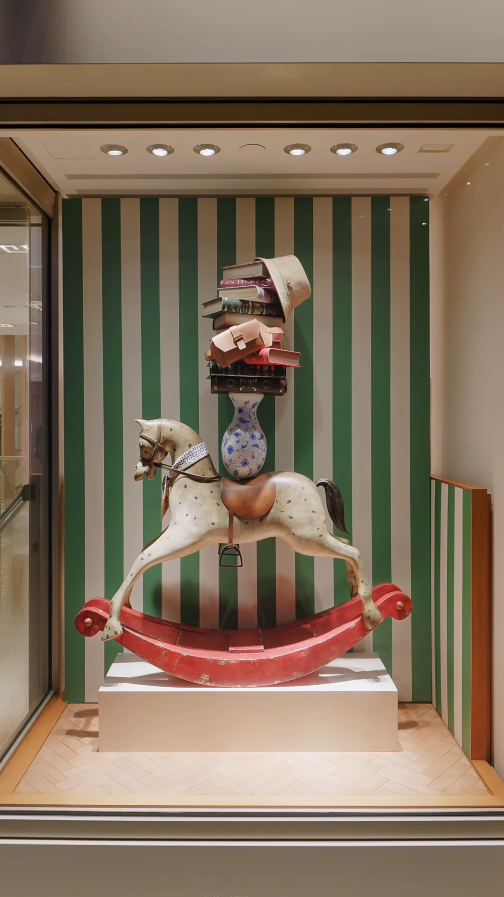 雕塑家Alex Chinneck設計的Hermès愛馬仕動態櫥窗