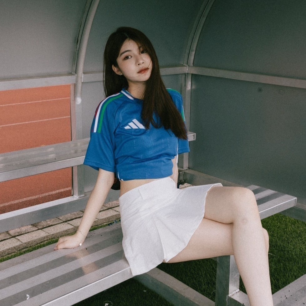 穿上短裙、長襪，打造休閒俏皮的氣息