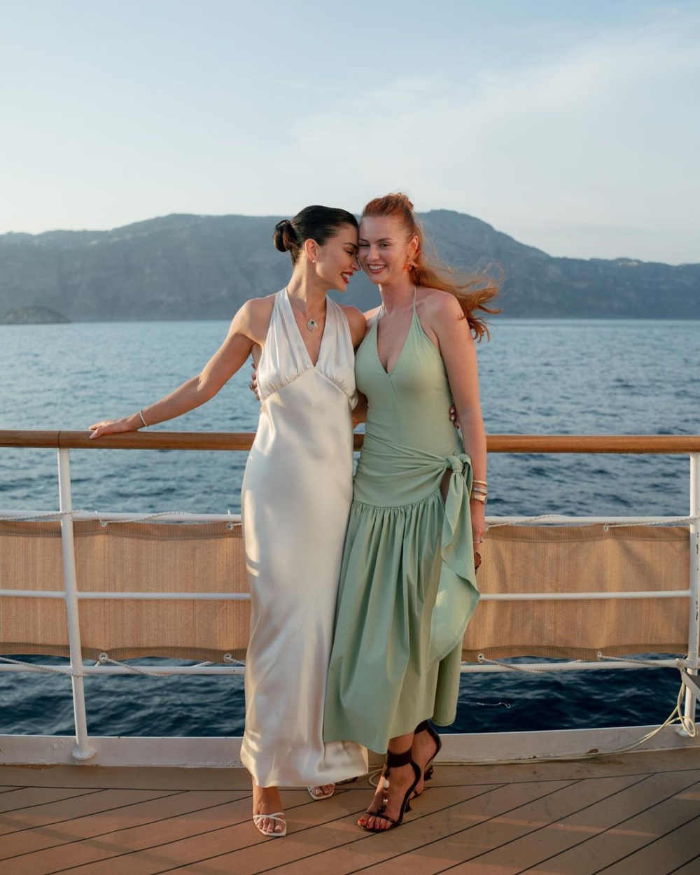 第二套禮服來自Saint Laurent，珍珠白的緞面洋裝