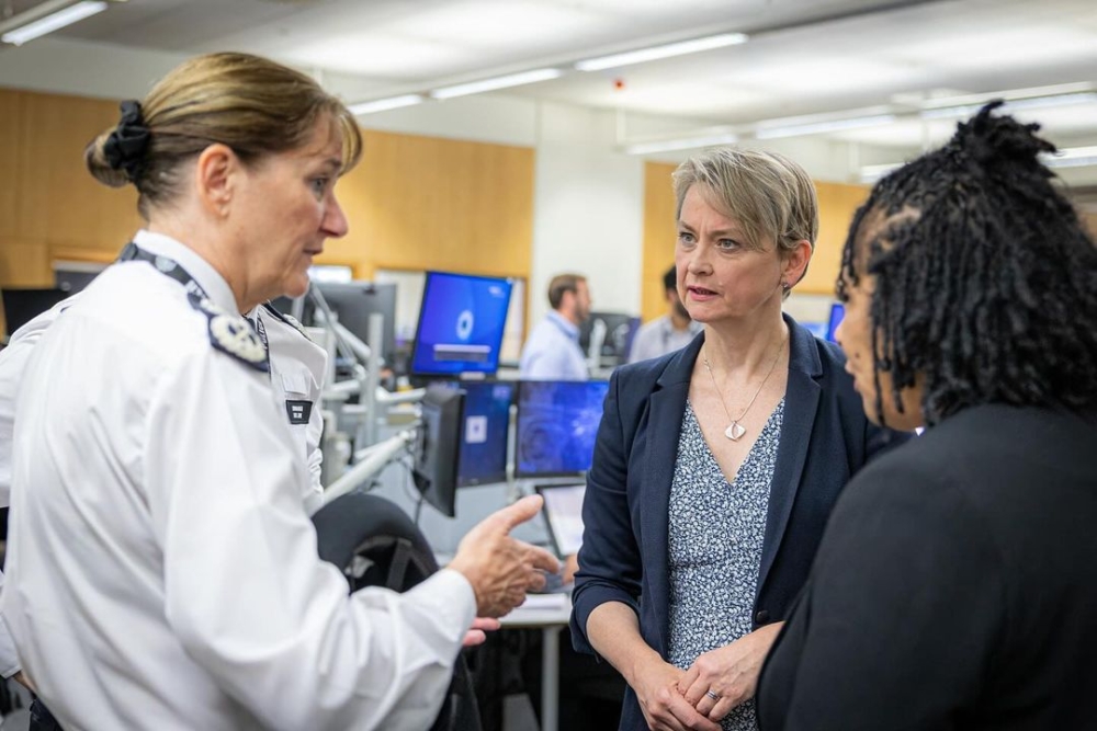 英國內政大臣Yvette Cooper認為，極端主義破壞了社區和民主的結構