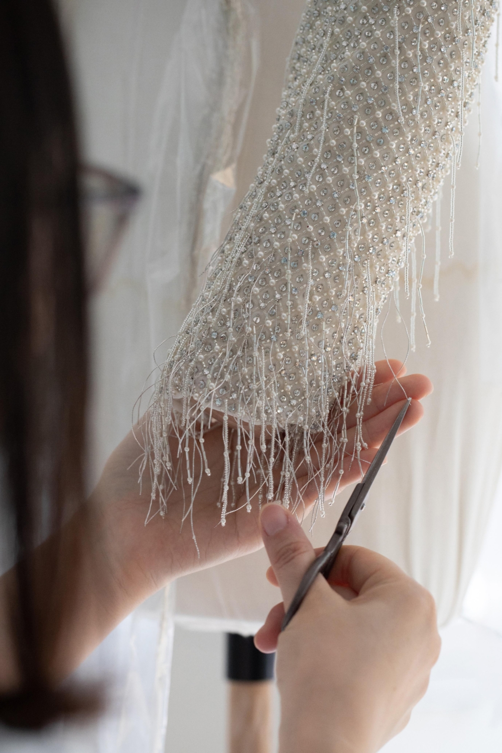 數千顆銀色珠飾展現出生命力，耀眼又迷人