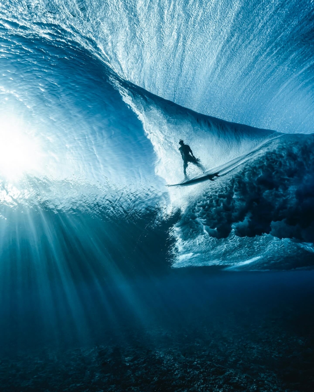 洶湧的海浪、晶瑩剔透的海水、色彩和紋理的絢麗畫面提供了無盡的靈感和實驗空間