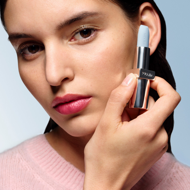 Prada Beauty藍色調護唇膏在接觸雙唇時,會由粉藍轉為粉紅