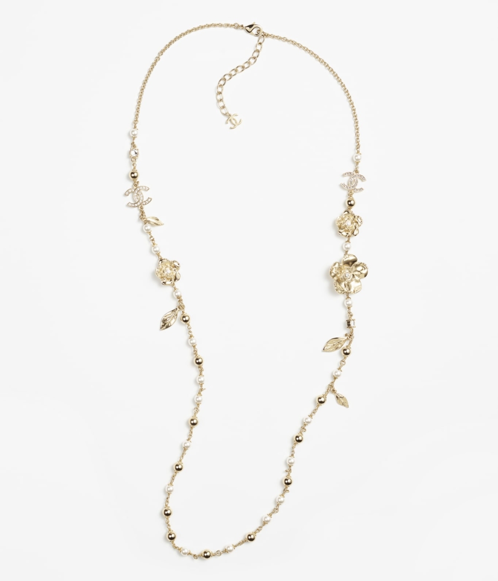 品牌經典雙C Logo、山茶花設計完美展露在項鍊上。