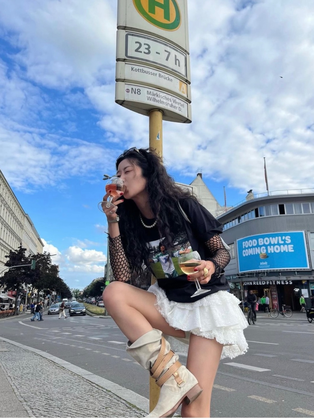 甜美蛋糕裙搭配牛仔靴也很適合