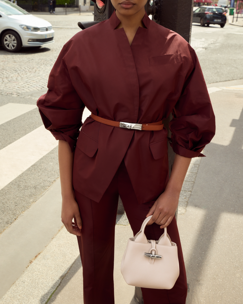 模特兒詮釋Le Roseau XS Handbag栗子色。