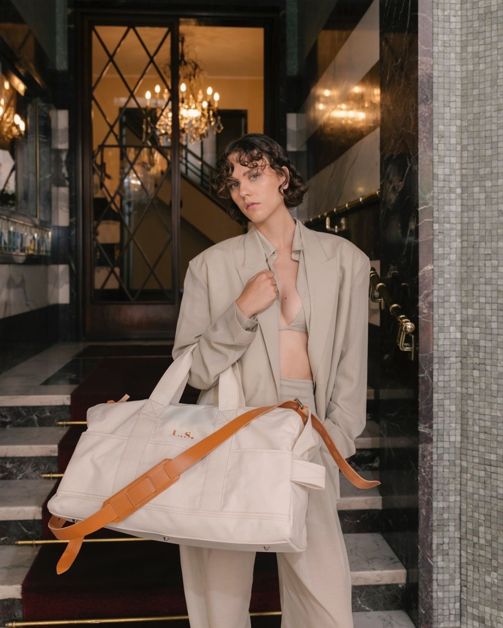 同色系的西裝褲搭配西裝外套，內搭小背心、平口上衣