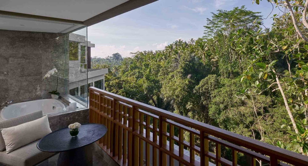 套房擁有全透明玻璃的大浴缸