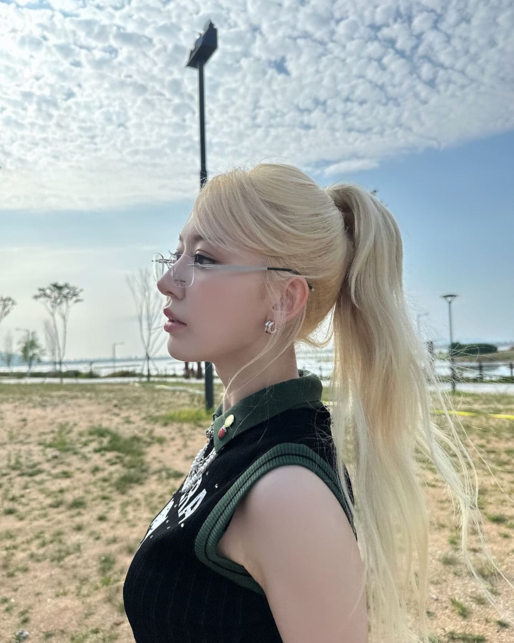 無框眼鏡打造Office Siren的專業感