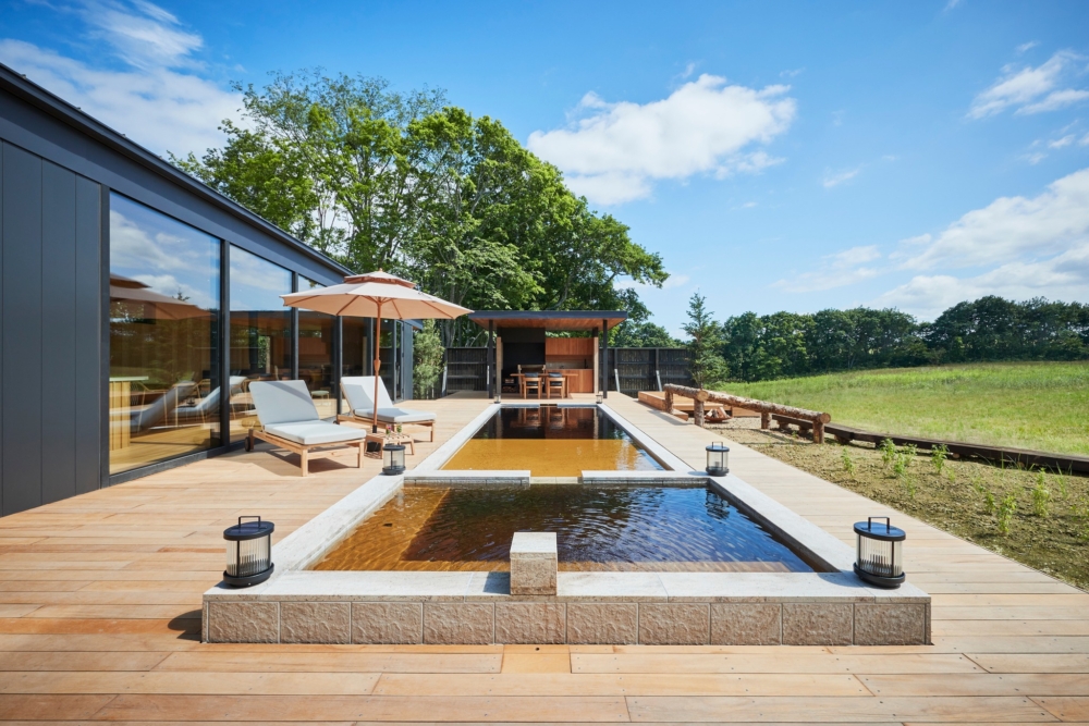 擁有地下隱藏有珍稀的植物性褐碳（MORU）溫泉，