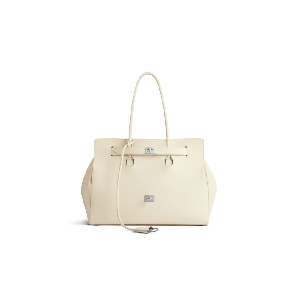 Bel Air手袋以光滑的小牛皮製作而成。