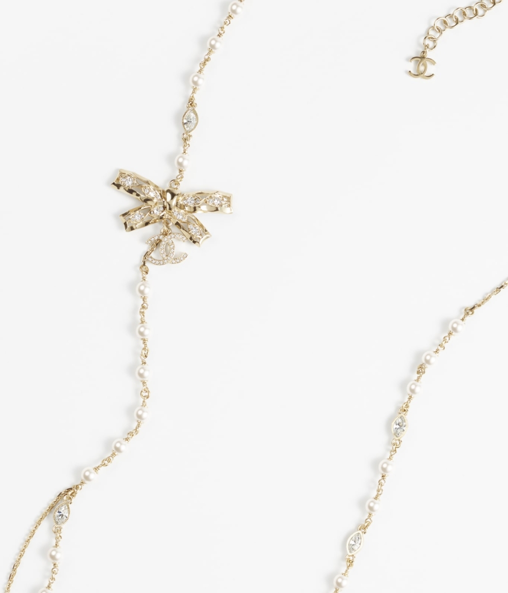 以金屬、玻璃珍珠和鑽石的元素打造而成。