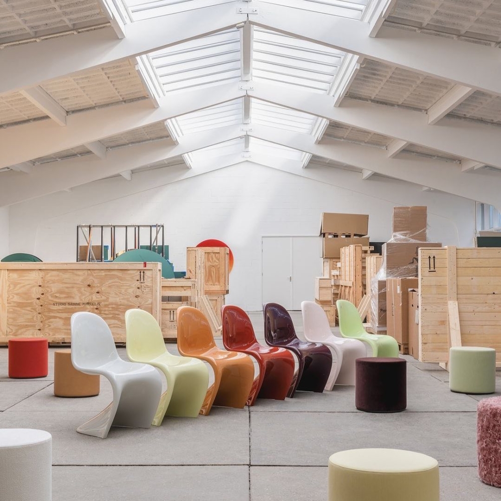 Sabine Marcelis曾攜手瑞士家具大牌Vitra合作，為經典名椅Panton Chair及Visiona Stool換上夢幻色彩