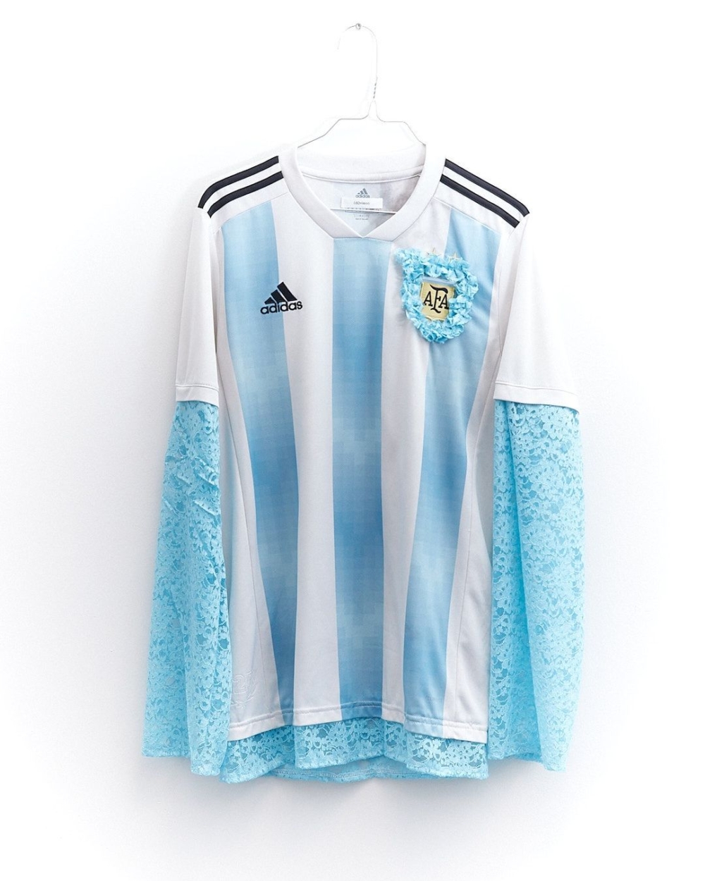 (di)vision將普通的波衫在袖口和下擺處縫上蕾絲袖