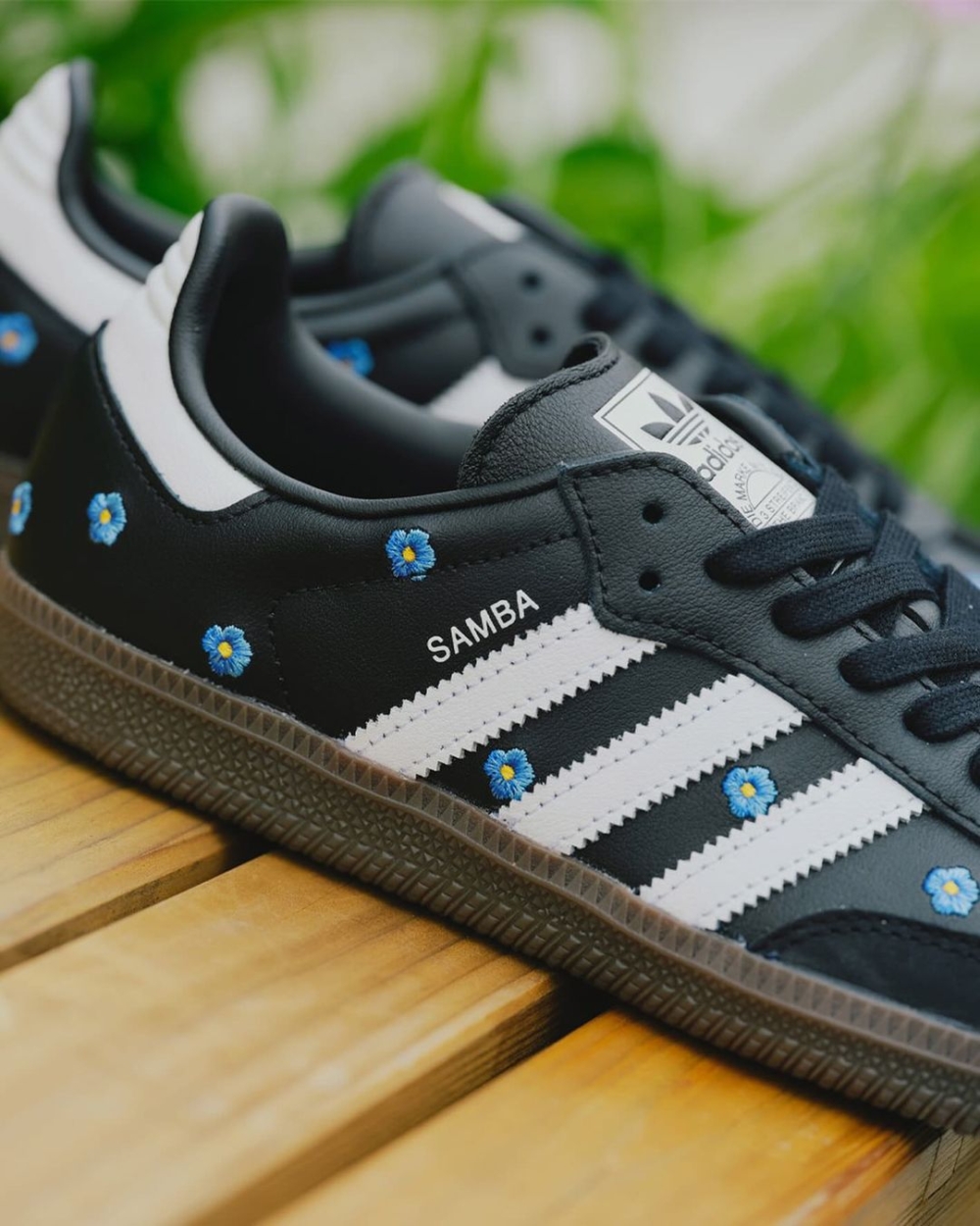 黑色款的加入了藍色刺繡小花,撞色感讓造型更為突出