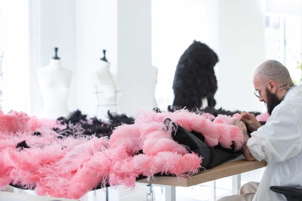 黑粉相間的羽毛都是親手縫製