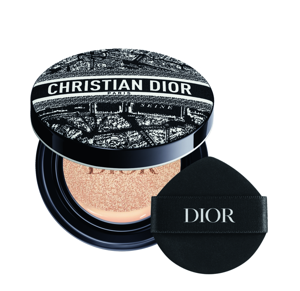 超完美氣墊的外殼展現了高訂刺繡紋理和刺繡車工