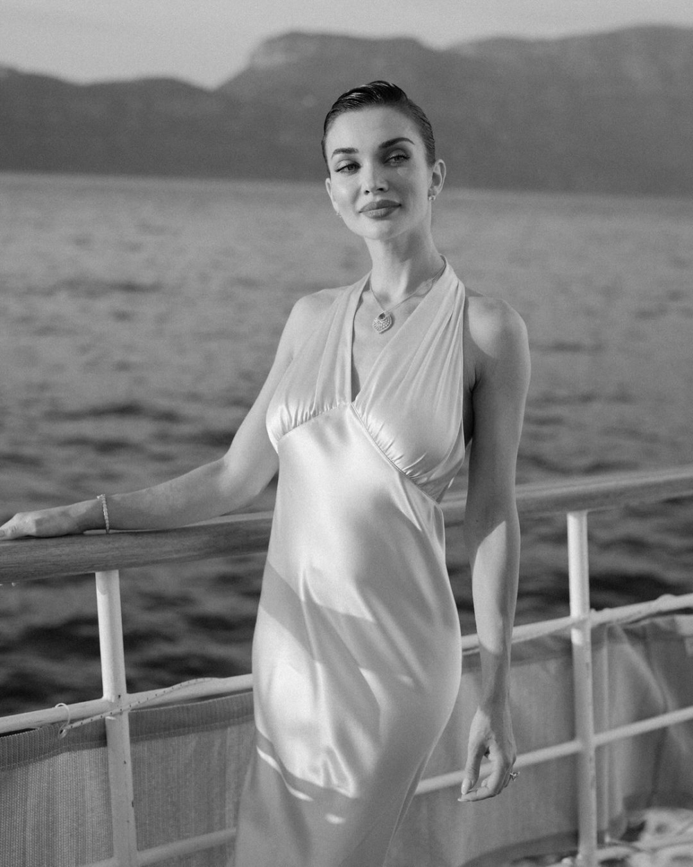 掛脖設計展現法式風情，慵懶又迷人