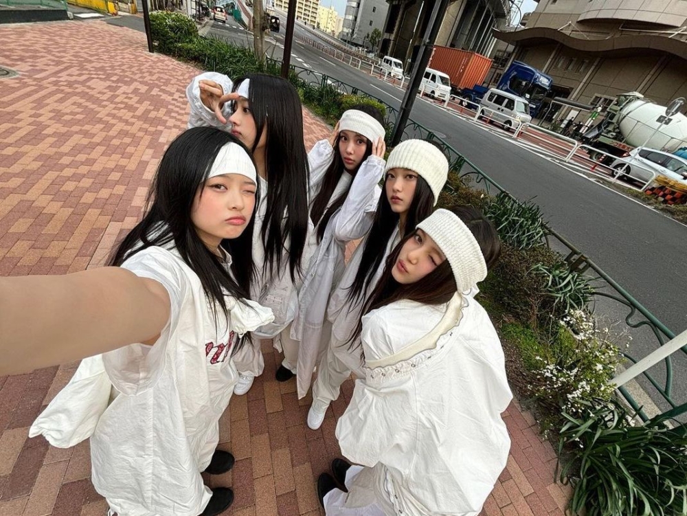 NewJeans夏天寬髮帶造型
