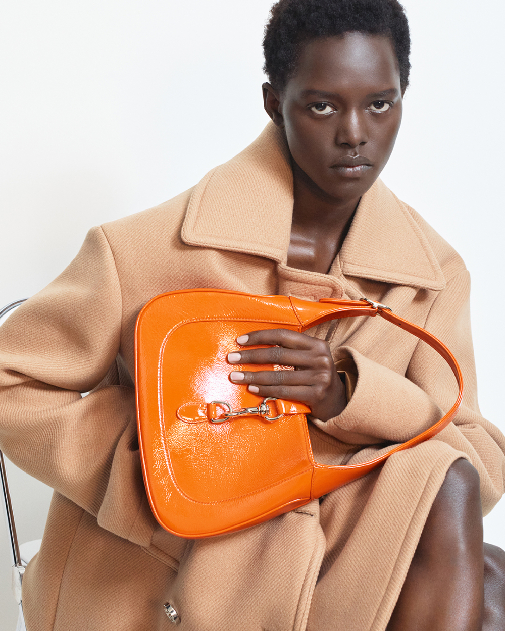 Jackie手袋的新月形狀很適合單肩背