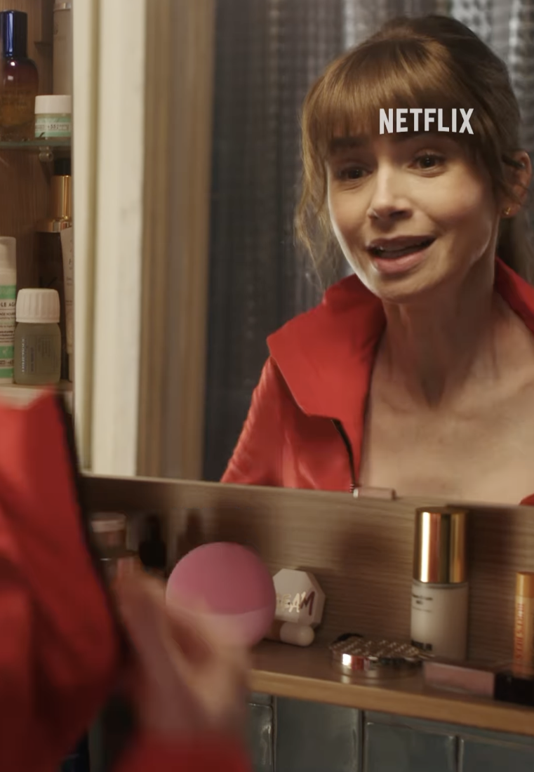 預告片中，不少鏡頭都可以看到Lily Collins的眼紋。