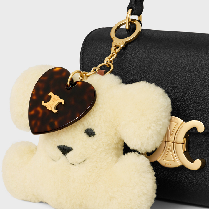 CELINE全新吊飾,清爽夏季中爲造型增添時髦的新氣象。