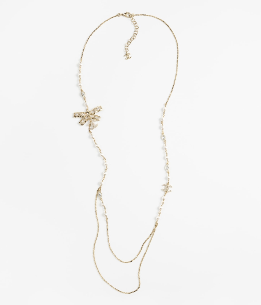 CHANEL這款項鍊以金屬蝴蝶結作為主軸。