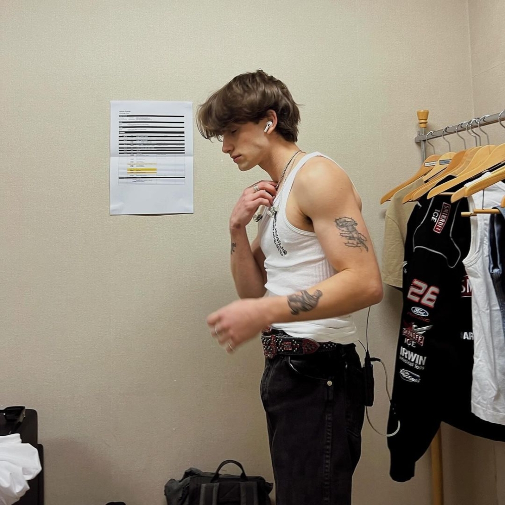 從小和姊姊、妹妹感情非常好的他,就將姊妹們的出生年份刺在手上