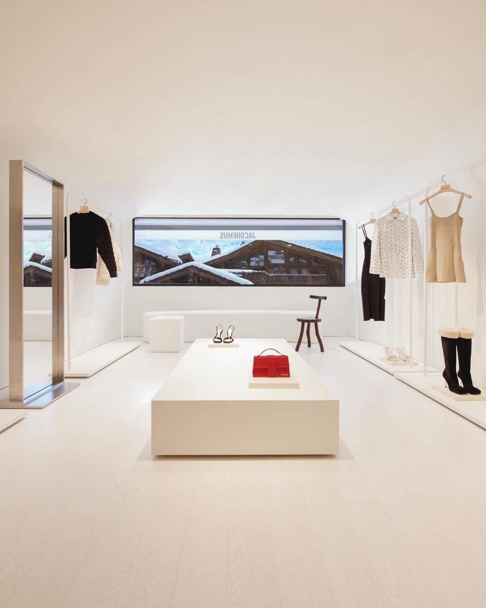 有傳聞指出,JACQUEMUS原先預計2025年要在洛杉磯、邁阿密展店