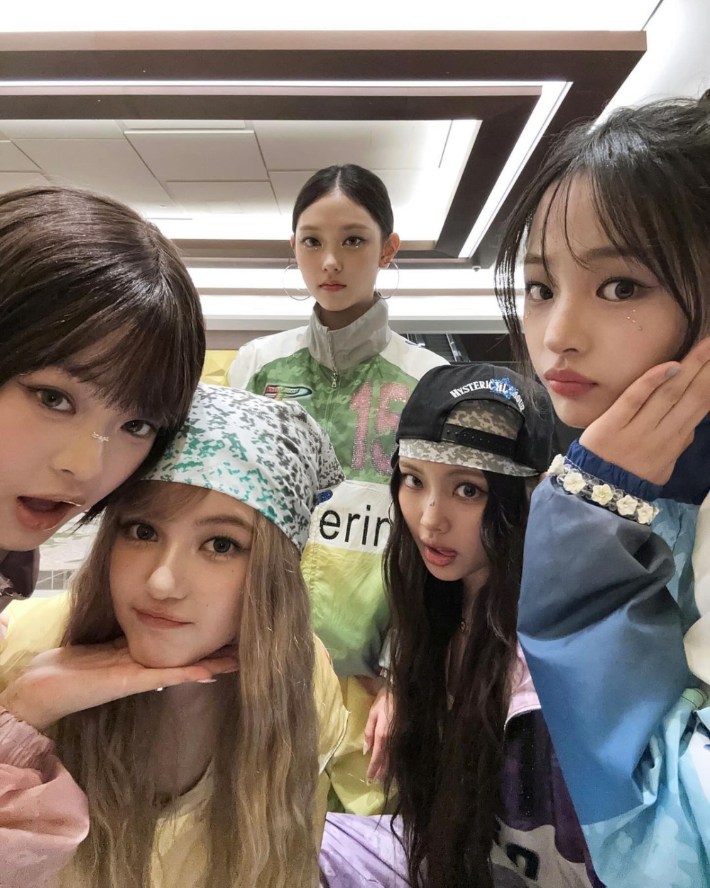 NewJeans綁上頭巾的造型更加可愛