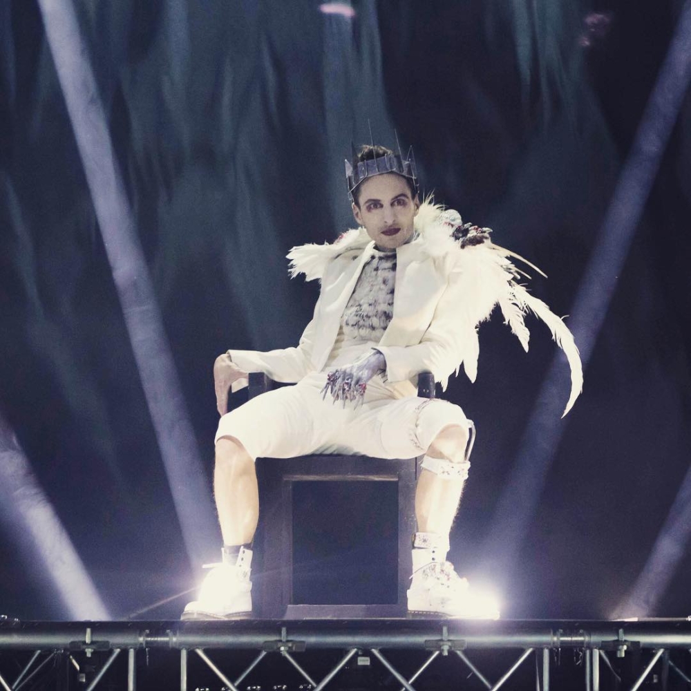 Thomas Jolly在舞台上化身一隻奇異的鳥類