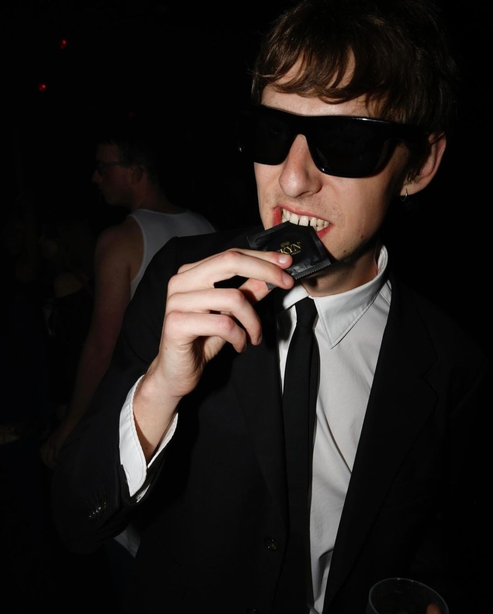 The Dare被唱片公司注意到，隔年就簽約發行EP