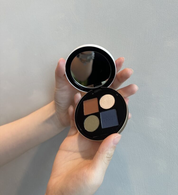 鈷藍色、柔和卡其、溫暖棕色，加上一抹金色當作點睛之筆