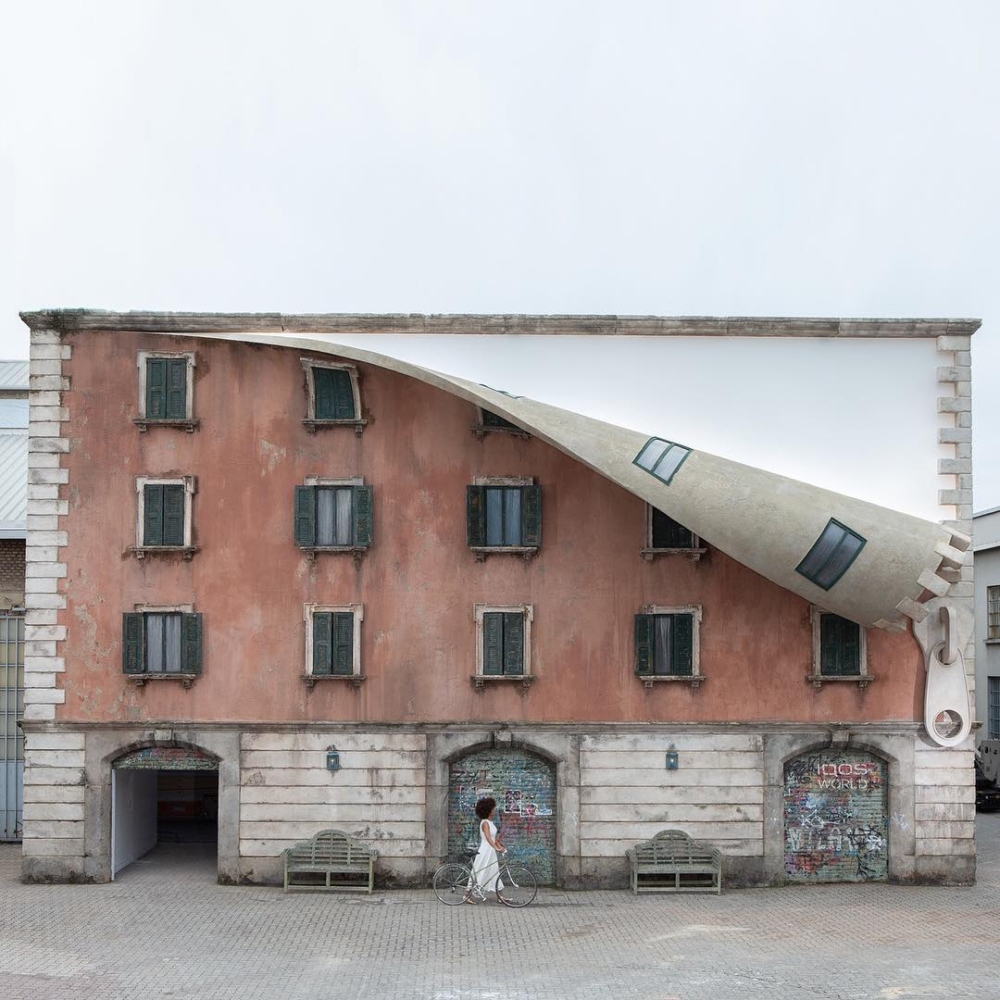 來自倫敦的藝術家Alex Chinneck擅長結合日常物件與戲劇化場景,