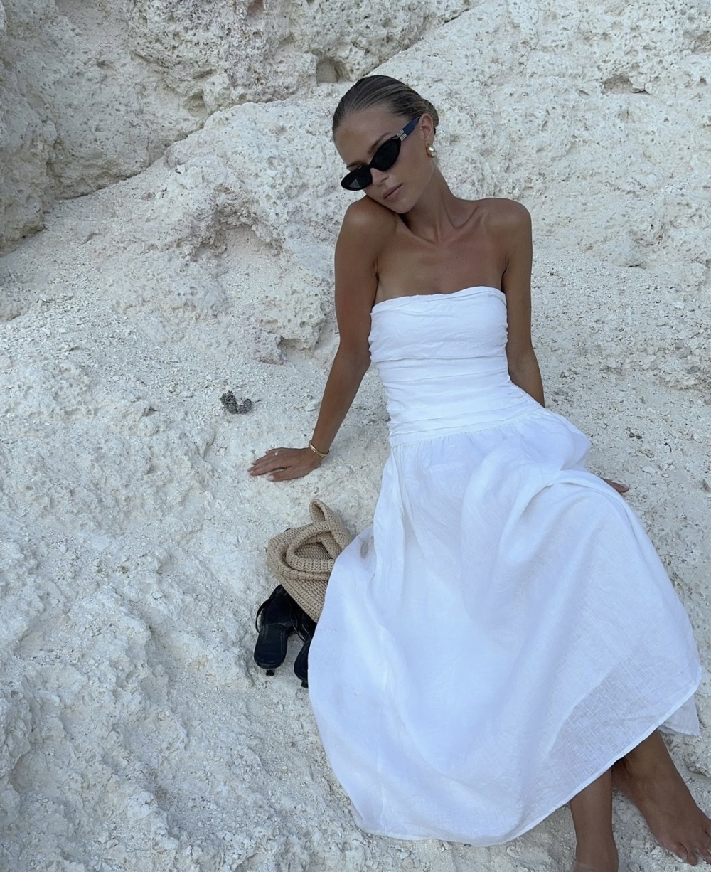 以平口的設計顯現出鎖骨的性感。