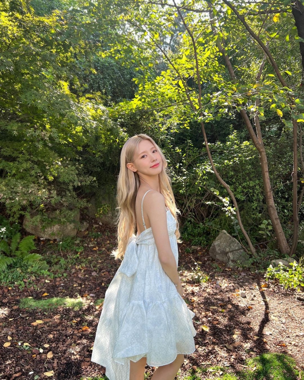 綁帶洋裝加上低飽和碎花仙氣十足